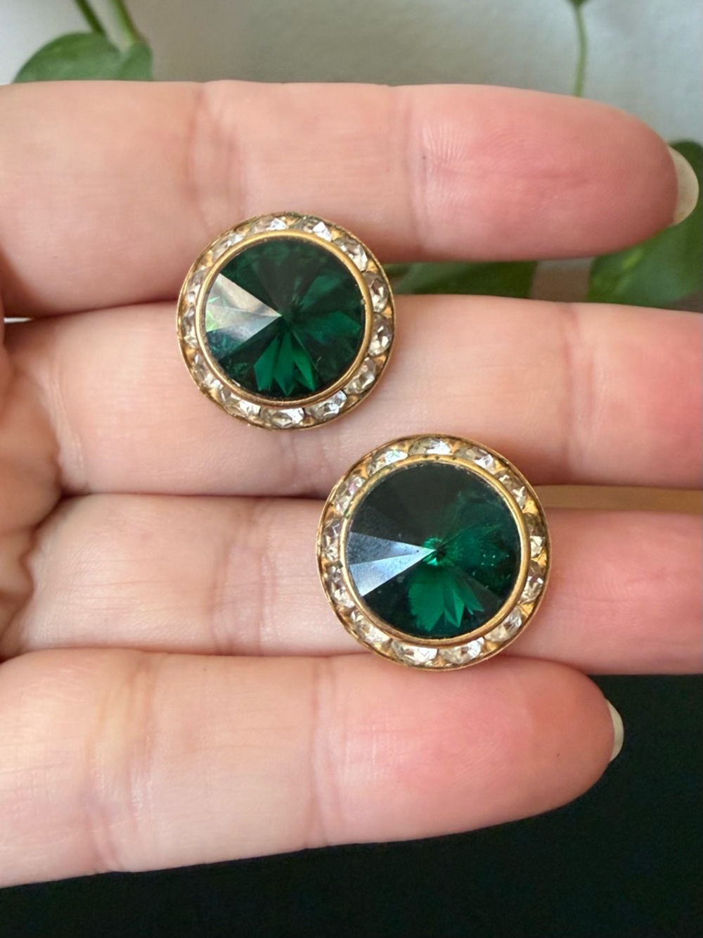 Vintage Emerald Green Glass Rivoli Clear Rhinestones Round Earrings Clip On